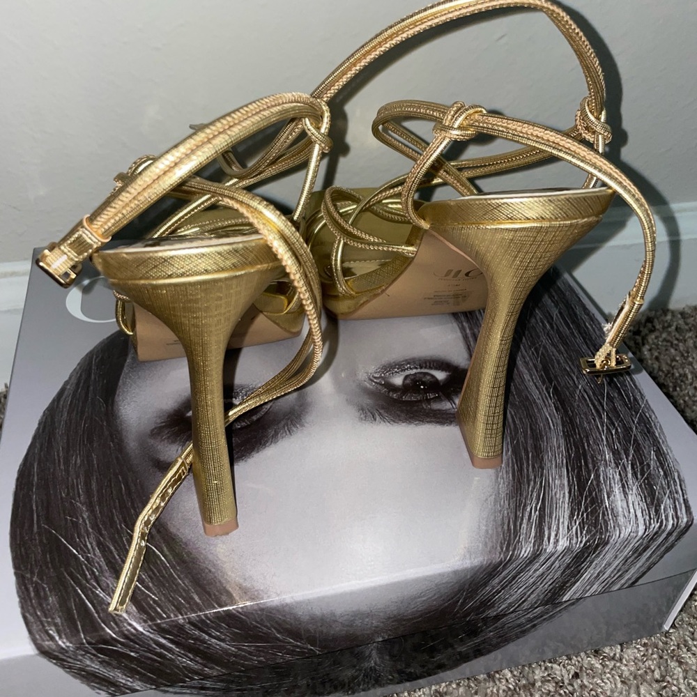 I am a 7 in Women. I kinda have wide feet so these 8 1/2 fit perfectly.